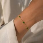siknakit-emerald-muse-zlata-zapestnica-z-zelenimi-cirkoni-closeup-na-roki