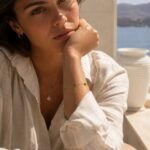 siknakit-emerald-muse-zlata-zapestnica-z-zelenimi-cirkoni-lifestyle-mediteranski-portret