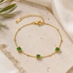siknakit-emerald-muse-zlata-zapestnica-z-zelenimi-cirkoni-styled-produkt