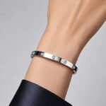 siknakit-srebrna-bangle-zapestnica-s-cirkoni-lumiere-dot-bangle-silver-closeup-na-zapestju