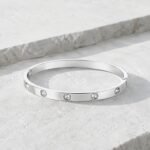 siknakit-srebrna-bangle-zapestnica-s-cirkoni-lumiere-dot-bangle-silver-hladna-kamnita-podlaga