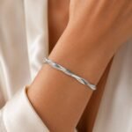 siknakit-srebrna-herringbone-zapestnica-twist-herringbone-silver-closeup-na-zapestju
