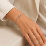 siknakit-srebrna-zapestnica-eternal-knot-cuff-silver-close-up-na-roki