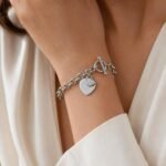 siknakit-srebrna-zapestnica-s-srcnim-obeskom-heart-lock-closeup-na-roki