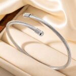 siknakit-srebrna-zapestnica-twisted-rope-cuff-silver-styled-produktna-krem-podlaga