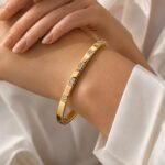 siknakit-zlata-bangle-zapestnica-s-cirkoni-lumiere-facet-bangle-gold-closeup-na-zapestju