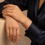 siknakit-zlata-enojna-tenis-zapestnica-classic-tennis-gold-closeup-na-zapestju