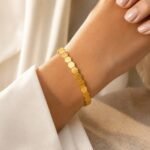 siknakit-zlata-geometrijska-bangle-zapestnica-hexa-glow-bangle-closeup-na-zapestju