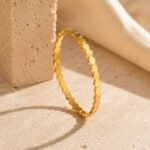 siknakit-zlata-geometrijska-bangle-zapestnica-hexa-glow-bangle-styled-produktna
