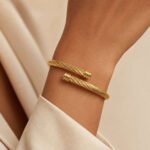 siknakit-zlata-odprta-zapestnica-twisted-rope-cuff-closeup-na-zapestju