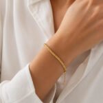 siknakit-zlata-pletena-zapestnica-braided-glow-closeup-na-roki