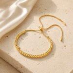 siknakit-zlata-pletena-zapestnica-braided-glow-styled-produkt