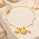 siknakit-zlata-zapestnica-aegean-pearl-charms-styled-produktna-pesek-skoljke