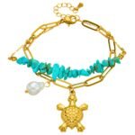 siknakit-zlata-zapestnica-aegean-turtle-charms-lifestyle-closeup-ob-morju