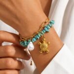 siknakit-zlata-zapestnica-aegean-turtle-charms-styled-produktna-pesek-skoljka