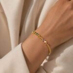 siknakit-zlata-zapestnica-color-pop-gem-bela-srajca-na-roki
