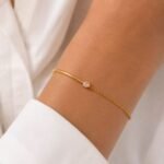 siknakit-zlata-zapestnica-demi-arc-bracelet-gold-close-up-na-roki-bela-srajca