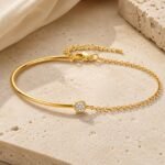 siknakit-zlata-zapestnica-demi-arc-bracelet-gold-styled-produktna-travertin