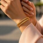 siknakit-zlata-zapestnica-dual-glow-cuff-closeup-na-roki