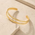 siknakit-zlata-zapestnica-dual-glow-cuff-styled-produktna-travertin