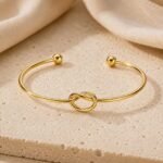 siknakit-zlata-zapestnica-eternal-knot-cuff-gold-styled-produktna-travertin(2)
