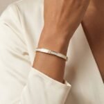 siknakit-zlata-zapestnica-ivory-glow-bangle-closeup-krem-styling