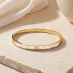 siknakit-zlata-zapestnica-ivory-glow-bangle-styled-produktna-travertin