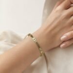 siknakit-zlata-zapestnica-roman-legacy-bangle-closeup-na-zapestju