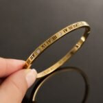 siknakit-zlata-zapestnica-roman-legacy-bangle-temni-detajl