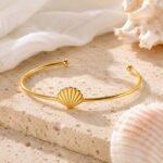 siknakit-zlata-zapestnica-shell-open-bangle-styled-produktna-travertin-skoljke
