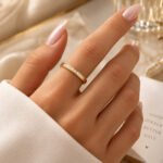sik-nakit-crystal-row-slim-gold-zlati-tanek-prstan-z-nizom-cirkonov-quiet-luxury