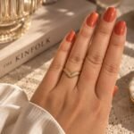 sik-nakit-crystal-v-duo-gold-zlati-prilagodljiv-prstan-z-dvojnim-v-dizajnom-in-cirkoni-closeup-na-rami