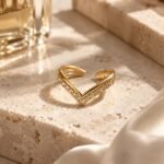 sik-nakit-crystal-v-duo-gold-zlati-prilagodljiv-prstan-z-dvojnim-v-dizajnom-in-cirkoni-closeup-na-roki