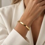 sik-nakit-pure-line-bangle-gold-zlata-gladka-bangle-zapestnica-closeup-na-roki