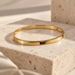 sik-nakit-pure-line-bangle-gold-zlata-gladka-bangle-zapestnica-travertin-podlaga
