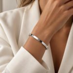 sik-nakit-pure-line-bangle-silver-srebrna-gladka-bangle-zapestnica-closeup-na-roki