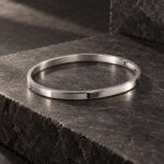 sik-nakit-pure-line-bangle-silver-srebrna-gladka-bangle-zapestnica-temna-kamnita-podlaga