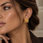 sik-nakit-regency-weave-gold-zlati-vticni-uhani-s-prepletenim-reliefom-closeup-na-usesu