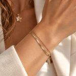 sik-nakit-sleek-layer-gold-zlata-dvoplastna-herringbone-zapestnica-close-up