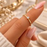 sik-nakit-sleek-spark-gold-zlati-tanek-prstan-z-drobnim-cirkonom-closeup-na-roki