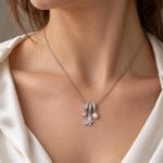 siknakit-butterfly-charms-srebrna-verizica-z-metuljem-biserno-perlo-in-cirkoni-close-up-na-vratu