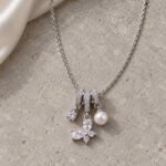 siknakit-butterfly-charms-srebrna-verizica-z-metuljem-biserno-perlo-in-cirkoni-na-apnencu