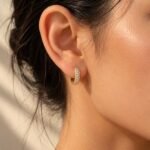 siknakit-crystal-pave-zlati-uhani-obrocki-s-cirkoni-golden-hour-close-up-na-usesu