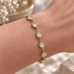 siknakit-crystal-teardrop-zlata-zapestnica-s-kapljicastimi-cirkoni-detajl-na-roki