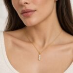siknakit-crystal-trio-zlata-verizica-s-tremi-okroglimi-cirkoni-closeup-na-vratu