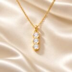 siknakit-crystal-trio-zlata-verizica-s-tremi-okroglimi-cirkoni-produktna-na-satenu