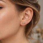 siknakit-infinity-glow-zlati-vticni-uhani-s-simbolom-neskoncnosti-in-cirkoni-close-up-na-usesu