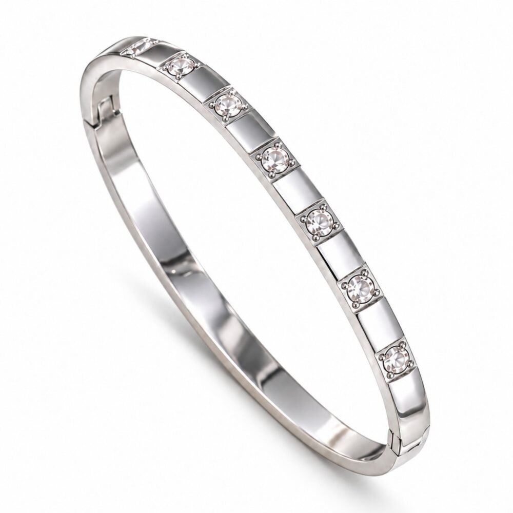siknakit-lumiere-facet-bangle-silver-srebrna-geometrijska-bangle-zapestnica-s-cirkoni-bela-podlaga Lumière Facet Bangle Silver srebrna bangle zapestnica s cirkoni Šik nakit