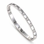 siknakit-lumiere-facet-bangle-silver-srebrna-geometrijska-bangle-zapestnica-s-cirkoni-bela-podlaga Lumière Facet Bangle Silver srebrna bangle zapestnica s cirkoni Šik nakit