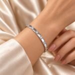 siknakit-lumiere-facet-bangle-silver-srebrna-geometrijska-bangle-zapestnica-s-cirkoni-close-up-na-zapestju